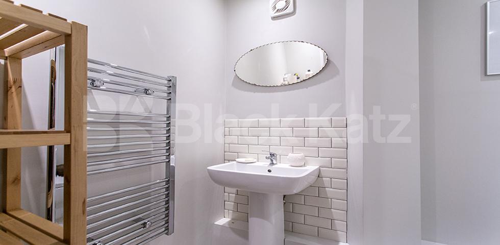 			1 Bedroom, 1 bath, 1 reception Flat			 Stoke Newington High Street  , STOKE NEWINGTON 